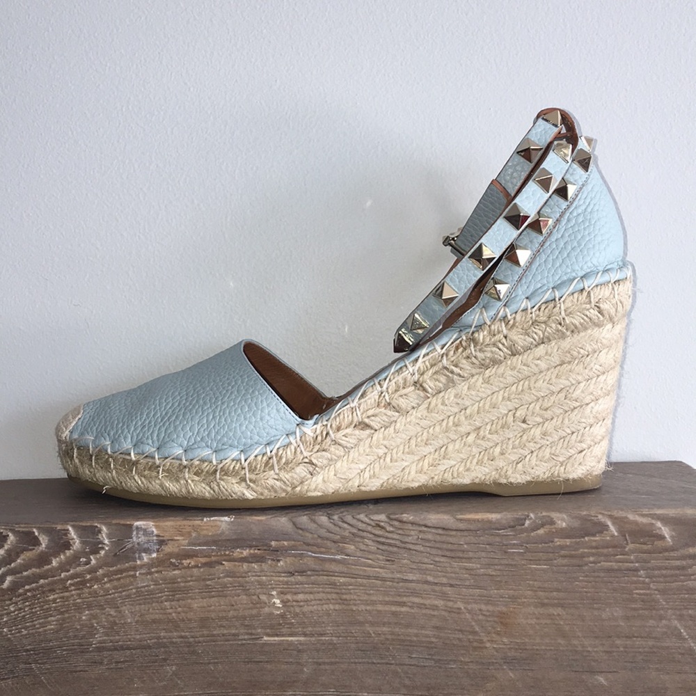Beautiful Valentino beachy sandals! 2 1/2” heel